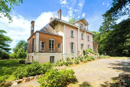 Le Chateau de La Tourlandry - Puy du Fou Hotels in Chemille-Melay