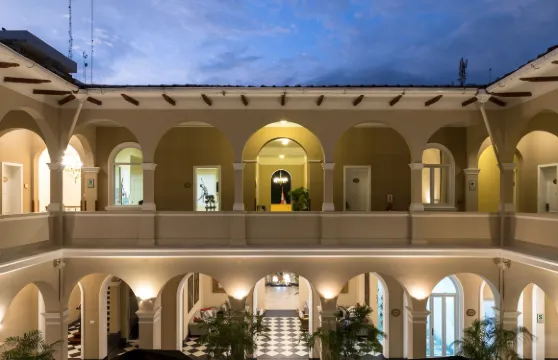 皮烏拉LP洛斯波塔利斯酒店