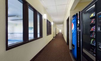 Super 8 by Wyndham Lees Summit