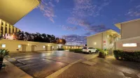 Route 66 Motor Inn - parkir
