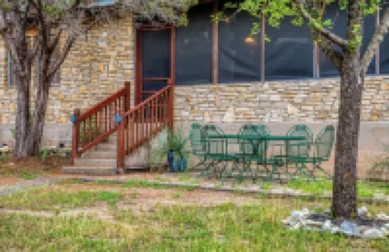 Charming 3-bedroom cabin with WiFi, AC in serene Wimberley