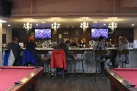 Party Hostel- Canmore Hotel Hostel - bar