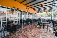 RedDoorz Plus Near Sultan Hasanuddin Airport فنادق في Biringkanaya