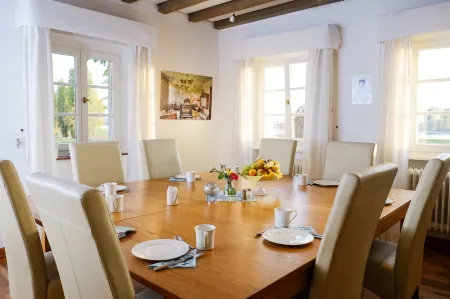 Rhein River Guesthouse - Direkt am Rhein Отели в г. Леверкузен