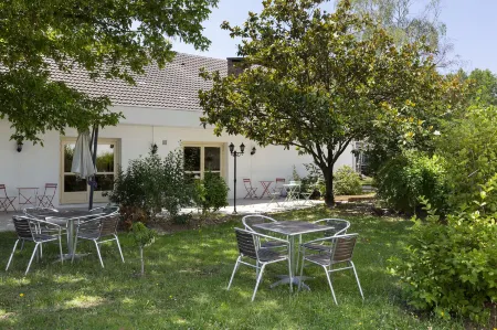 Greet Hotel Villeneuve La Garenne Отели рядом с достопримечательностью «Médiathèque Elsa Triolet»