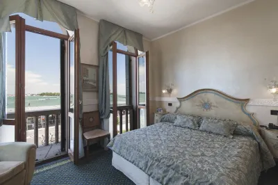 Hotel Riviera Venezia Lido Hotel dekat The Lido