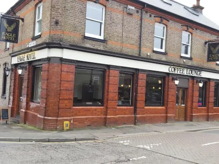 Eagle Hotel Luton Airport Отели в г. Латон