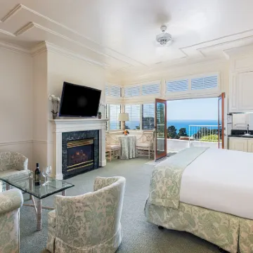 Tally Ho Inn Hotels near Carmel Sunset Beach