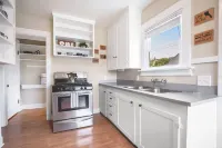Walk to the Waterfront! the Cozy Cottage Hotels in Tacoma
