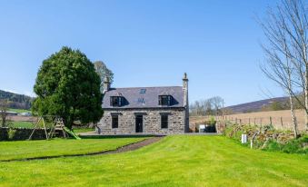 Kirkton Family Farmhouse with Hot Tub, Alford, Aberdeenshire
