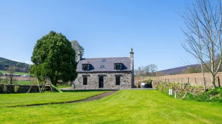 Kirkton Family Farmhouse with Hot Tub, Alford, Aberdeenshire
