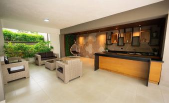 Dream Stay - Pool & Gym - 10Min Airport & Homs