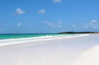 Tropical Hideaway: Charming Cottage Near Pink Sands Beach Các khách sạn ở 