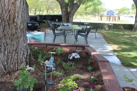 Trees Motel Отели рядом с достопримечательностью «Ancient Bristlecone Pine Forest»