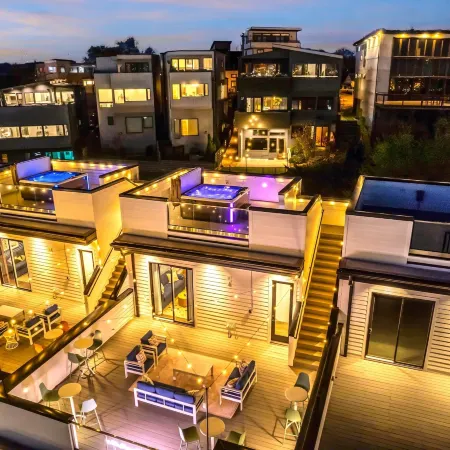 Luxury Stay With Rooftop Views in Prime Location