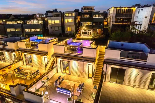 Luxury Stay With Rooftop Views in Prime Location