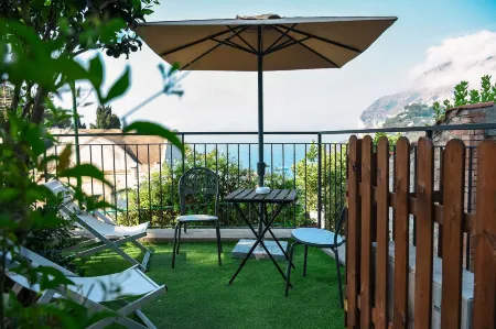 La Reginella Capri Отели рядом с достопримечательностью «Via Camerelle»