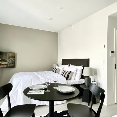Borg Travel Center - Studio · Balcony · King Bed · Free Parking