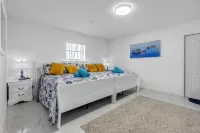 Gorgeous Lake Worth Beach House 4 Bedroom Home by RedAwning Hotels in Lake Worth