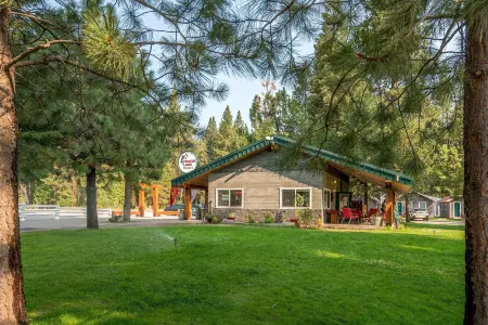 Crater Lake Resort Отели рядом с достопримечательностью «Train Mountain Railroad Museum»