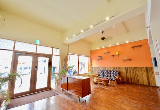 더 아단 호텔 오키나와의 깔끔한 객실 인테리어