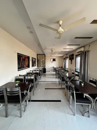 Hotel Bhagyalaxmi Отели рядом с достопримечательностью «RTO Karad»