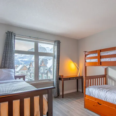 Top Floor Condo - 2Br & AC with Mountain Views