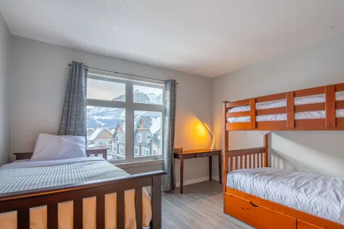 Top Floor Condo - 2Br & AC with Mountain Views