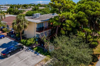 Walkable beach getaway with fast WiFi & full kitchen - snowbird & dog-friendly