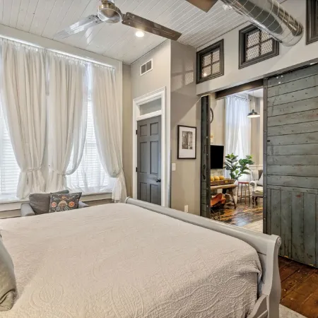 The Loft Buchanan - Chic Industrial Loft in Historic Downtown