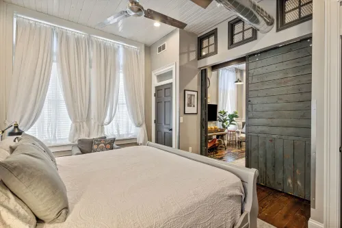 The Loft Buchanan - Chic Industrial Loft in Historic Downtown