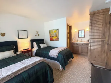 Sun Valley Amenities! Remodeled Ski in-Ski Out Condo with Pool and Hot Tub!