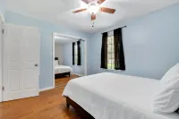 Beautiful Cozy Pool Oasis, 3/2 Heated Pool Home, Fenced, Pet Friendly, King Bed