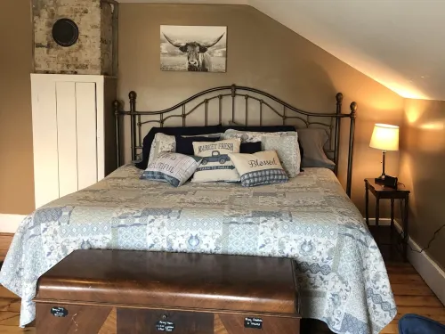 "Just an Old Farm House" is a comfortable and cozy country house.