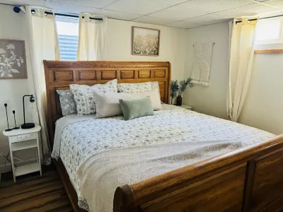 Spacious 4-bedroom house in Great Bend, KS with, Backyard Deck, Ping Pong Table Hotel in zona Great Bend Courthouse