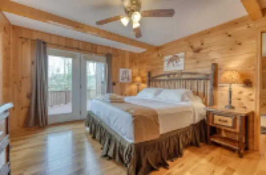 Deer Foot - Private 3Br Cabin, Sleeps 6, Hot Tub, Wood-Burning Fireplaces