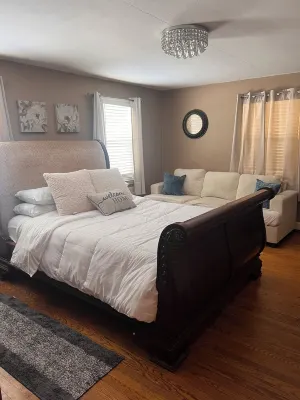 Cozy 2-bedroom apartment in charming West Hartford with WiFi Hotels near Blue Back Square