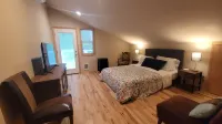 Charming 4 Bdrm Lake House + Huge Games Room