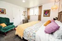 The Hunker Inn- Charming apartment in a historic building in Sinks Grove Hotels in 