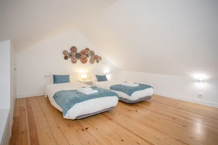 Liiiving in Porto - Heart of Porto Mezzanine Отели рядом с достопримечательностью «Церковь Святого Мартина Седофейта»