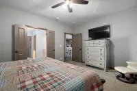 Canoe Creek Lodge: 2 Pools, Private Hot Tub and Game Loft in Branson Canyon فنادق في Ridgedale