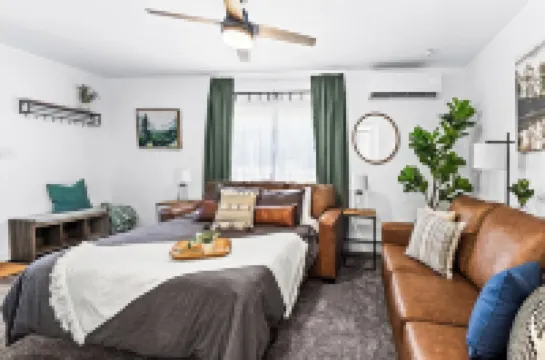 The Sly Fox - Lake/Dine/Drink/Shop - Sleeps 6/Dog-Friendly