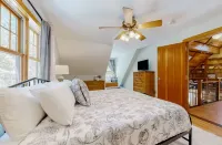 Peaceful tranquil cozy home tucked away in Madison Hotels in Madison