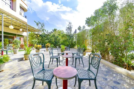 Fabhotel Siddharth Corporate Отели рядом с достопримечательностью «GH 7 & Press Circle»