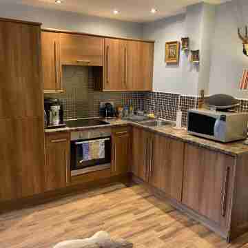 Beautiful Town Centre Apartment with River Terrace Rooms