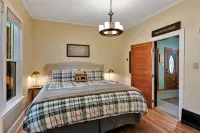 Story book 1920's home in down town Coeur d'Alene with AC, WiFi