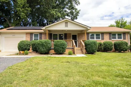 Family Friendly Home & Studio in Taylors by Brick & Home