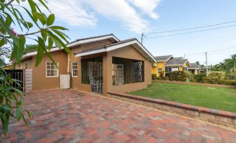 Private Pool Draxhall Gated Gym Tennis Full AC