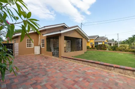 Private Pool Draxhall Gated Gym Tennis Full AC