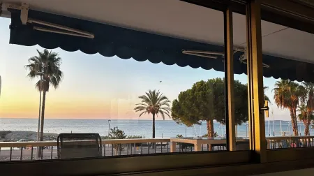 Beachfront Apartment, 180° Seaviews, huge pool- 5 km to Nice
